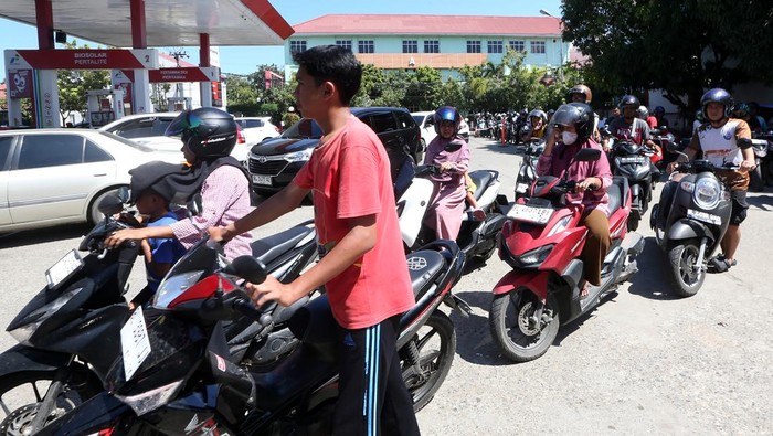 Warga memasuki Stasiun Pengisian Bahan bakar Umum (SPBU) yang tutup saat hendak mengisi Bahan Bakar Minyak (BBM) di Banda Aceh, Aceh, Minggu (30/11/2025). Sejak Pemerintah Aceh menetapkan status tanggap darurat bencana banjir dan longsor pada 27 November seluruh SPBU dan tempat-tempat pengisian bahan bakar di 16 Kabupaten/Kota yang terdampak bencana dipadati warga untuk mengisi BBM kendaraan bermotor. ANTARA FOTO/Irwansyah Putra