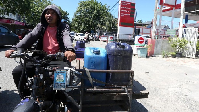 Warga memasuki Stasiun Pengisian Bahan bakar Umum (SPBU) yang tutup saat hendak mengisi Bahan Bakar Minyak (BBM) di Banda Aceh, Aceh, Minggu (30/11/2025). Sejak Pemerintah Aceh menetapkan status tanggap darurat bencana banjir dan longsor pada 27 November   seluruh SPBU dan tempat-tempat pengisian bahan bakar di 16 Kabupaten/Kota yang terdampak bencana dipadati warga untuk mengisi BBM kendaraan bermotor. ANTARA FOTO/Irwansyah Putra