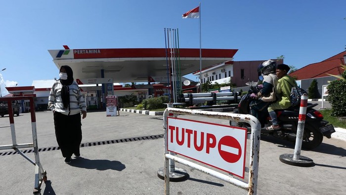 Warga memasuki Stasiun Pengisian Bahan bakar Umum (SPBU) yang tutup saat hendak mengisi Bahan Bakar Minyak (BBM) di Banda Aceh, Aceh, Minggu (30/11/2025). Sejak Pemerintah Aceh menetapkan status tanggap darurat bencana banjir dan longsor pada 27 November seluruh SPBU dan tempat-tempat pengisian bahan bakar di 16 Kabupaten/Kota yang terdampak bencana dipadati warga untuk mengisi BBM kendaraan bermotor. ANTARA FOTO/Irwansyah Putra