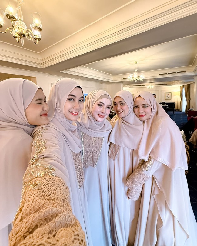 Gamis yang dikenakan para artis saat mendampingi Dara Arafah menikah ini bisa menjadi inspirasi seragam bridesmaid. Pada bagian pergelangan tangan gamis terdapat detail payet atau bordir berkilau, menambah kesan glamour namun tetap sopan.  Foto: Dok. Instagram Sohwa Halilintar, Haviza Devi Anjani, Shella Saukia