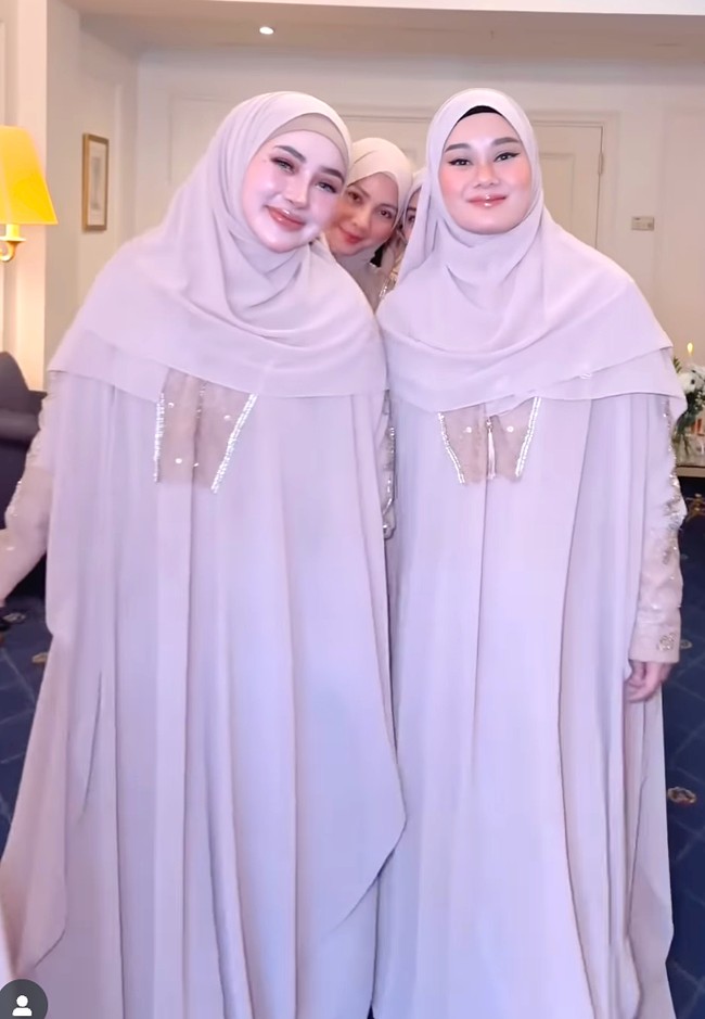 Tampil kompak, semua artis yang menjadi bridesmaid Dara Arafah mengenakan hijab dengan tone warna yang sama. Foto: Dok. Instagram Sohwa Halilintar, Haviza Devi Anjani, Shella Saukia