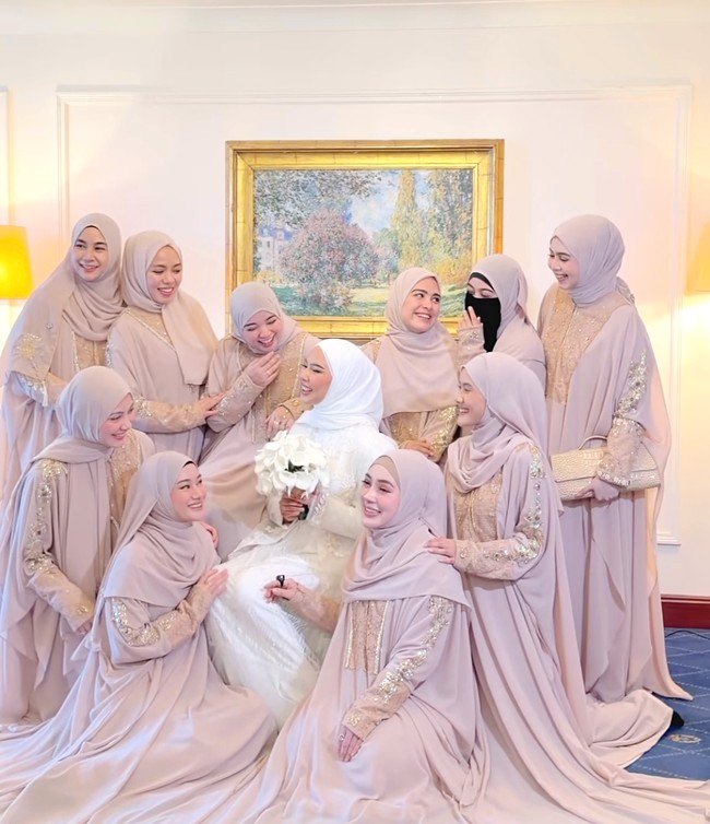 Dara Arafah dan pujaan hatinya, Rehan Mubarak, menikah di Masjid Nabawi, Madinah, Arab Saudi pada 28 November 2025. Sederet artis pun menjadi bridesmaid di pernikahan Dara di antaranya, Dinda Hauw, Sohwa Halilintar, Anisa Rahma, Shella Saukia dan Vebby Palwinta. Foto: Dok. Instagram Sohwa Halilintar, Haviza Devi Anjani, Shella Saukia