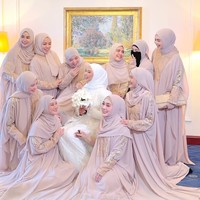 Dara Arafah dan pujaan hatinya, Rehan Mubarak, menikah di Masjid Nabawi, Madinah, Arab Saudi pada 28 November 2025. Sederet artis pun menjadi bridesmaid di pernikahan Dara di antaranya, Dinda Hauw, Sohwa Halilintar, Anisa Rahma, Shella Saukia dan Vebby Palwinta. Foto: Dok. Instagram Sohwa Halilintar, Haviza Devi Anjani, Shella Saukia