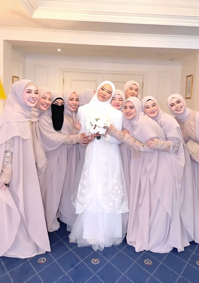 Aktris Haviza Devi Anjani juga mengunggah momen dirinya tampil berhijab saat menjadi bridesmaid pernikahan Dara Arafah yang digelar di Madinah. “Syahdu sekali pernikahan impian kalian, bersyukur bisa ikut merayakan masyaAllah selamat!” tulisnya pada unggahannya di Instagram. Foto: Dok. Instagram Sohwa Halilintar, Haviza Devi Anjani, Shella Saukia