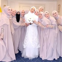 Aktris Haviza Devi Anjani juga mengunggah momen dirinya tampil berhijab saat menjadi bridesmaid pernikahan Dara Arafah yang digelar di Madinah. “Syahdu sekali pernikahan impian kalian, bersyukur bisa ikut merayakan masyaAllah selamat!” tulisnya pada unggahannya di Instagram. Foto: Dok. Instagram Sohwa Halilintar, Haviza Devi Anjani, Shella Saukia
