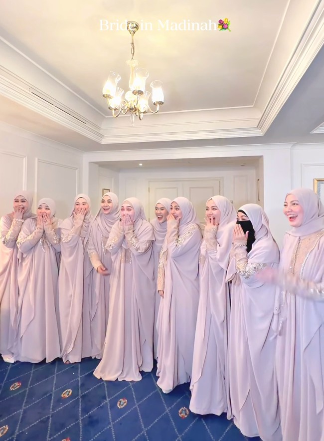 Para artis yang menjadi bridesamid pernikahan Dara Arafah tampil kompak dan anggun mengenakan gamis panjang dengan potongan flowy warna pink pastel. Foto: Dok. Instagram Sohwa Halilintar, Haviza Devi Anjani, Shella Saukia