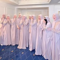 Para artis yang menjadi bridesamid pernikahan Dara Arafah tampil kompak dan anggun mengenakan gamis panjang dengan potongan flowy warna pink pastel. Foto: Dok. Instagram Sohwa Halilintar, Haviza Devi Anjani, Shella Saukia