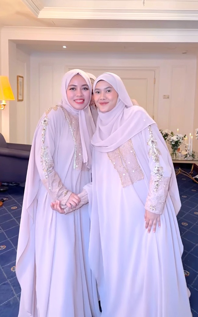 Momen bahagia Dara Arafah bersama para bridesmaid pernikahannya diunggah oleh Sohwa Halilintar ke Instagramnya. “Bridesmaids Fil Madinah,” tulis Sohwa. Foto: Dok. Instagram Sohwa Halilintar, Haviza Devi Anjani, Shella Saukia