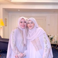 Momen bahagia Dara Arafah bersama para bridesmaid pernikahannya diunggah oleh Sohwa Halilintar ke Instagramnya. “Bridesmaids Fil Madinah,” tulis Sohwa. Foto: Dok. Instagram Sohwa Halilintar, Haviza Devi Anjani, Shella Saukia