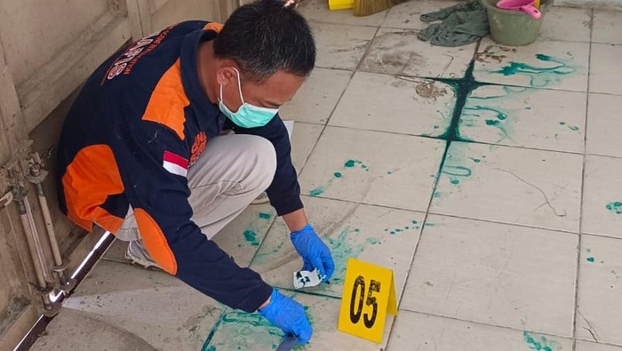 Petugas saat melakukan olah TKP penemuan mayat di dalam ruko di OKU Selatan
