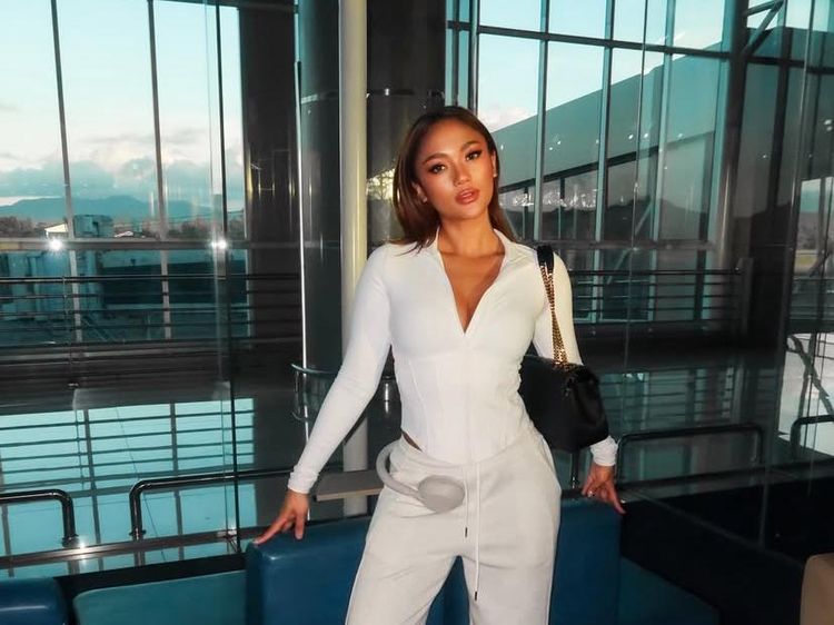 Cantik! Gaya Marion Jola saat Makan Burger hingga ke Piknik Kue