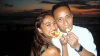 Sudah menjalin hubungan asmara sejak 2021, Marion Jola dan Dennis Talakua kerap menunjukkan momen mesra. Ini potret keduanya saat makan pizza di tepi pantai. Foto: Instagram @lalamarionmj