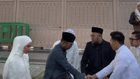 Alhamdulillah, di kota yang penuh keberkahan ini, Allah mengizinkan kami menyempurnakan separuh agama. Kota yang menjadi saksi ketika dua doa dipertemukan dan dua hati dipersatukan atas nama cinta yang dijaga Allah. Semoga setiap langkah setelah ini selalu berada di dalam ridha-Nya. Ya Allah, jadikan pernikahan ini perjalanan ibadah yang Engkau berkahi dari awal hingga akhir. Aamiin ya Rabbal ‘alamin. Madinah, Jumat 28 November 2025, tulisnya. Foto: dok instagram Dara Arafah