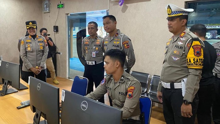 Direktur Penegakan Hukum (Dir Gakkum) Korlantas Polri, Brigjen Faizal mengunjungi Traffic Management Center (TMC) Sat Lantas Polres Semarang.