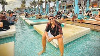 Tak kalah seru, ada momen Fajar Alfian saat berlibur ke Bali. Dalam momen tersebut, Fajar Alfian mampir ke sebuah beach club. Foto: Instagram/@fajaralfian95
