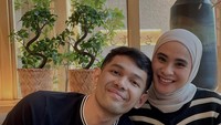 Romantisnya Fajar Alfian dan Istri Saat Makan Malam di Restoran Rooftop