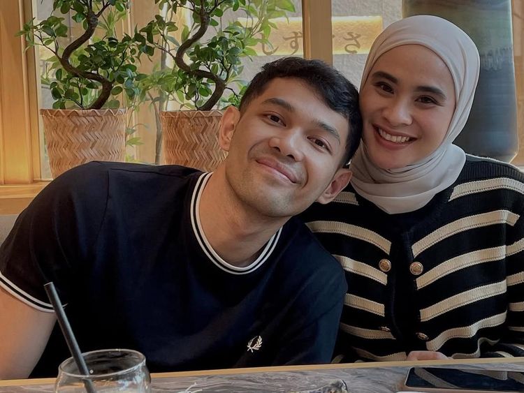 Romantisnya Fajar Alfian dan Istri Saat Makan Malam di Restoran Rooftop
