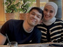 Romantisnya Fajar Alfian dan Istri Saat Makan Malam di Restoran Rooftop