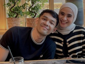 Romantisnya Fajar Alfian dan Istri Saat Makan Malam di Restoran Rooftop