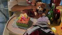 Dalam momen makan malam tersebut, Fajar menyiapkan kejutan. Mulai dari kue ulang tahun hingga cincin untuk melamar Firly Assyifa. Foto: Instagram/@fajaralfian95