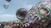 Peserta menerbangkan balon udara dalam parade balon udara di Jambbo Kingdom, Tulungagung, Jawa Timur, Minggu (30/11/2025). Acara ini merupakan rangkaian perayaan Hari Jadi ke-820 Kabupaten Tulungagung, sekaligus menjadi sarana menyalurkan kreativitas para pecinta balon udara. ANTARA FOTO/Destyan Sujarwoko