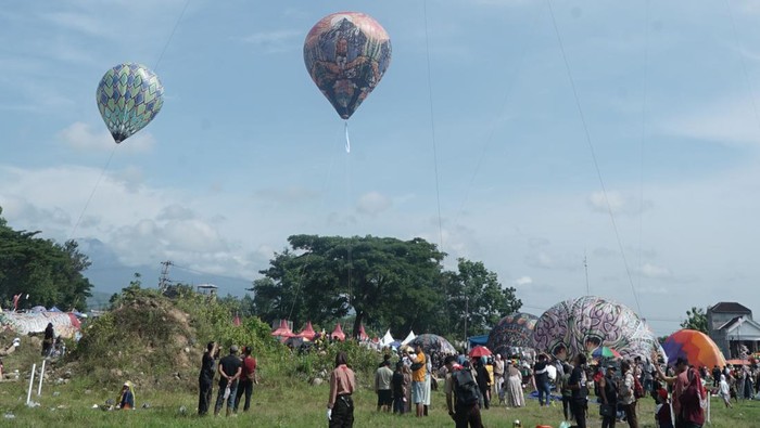 Peserta menerbangkan balon udara dalam parade balon udara di Jambbo Kingdom, Tulungagung, Jawa Timur, Minggu (30/11/2025). Festival balon udara yang digelar dalam rangkaian perayaan Hari Jadi ke-820 Kabupaten Tulungagung itu bertujuan memfasilitasi ekspresi kreativitas warga pecinyta baalon udara, menghidupkan ekonomi pariwisata sekaligus sarana edukasi cara menerbangkan balon yang aman, terkontrol, dan tidak mengganggu jalur penerbangan di wilayah Lanud Iswahyudi. ANTARA FOTO/Destyan Sujarwoko