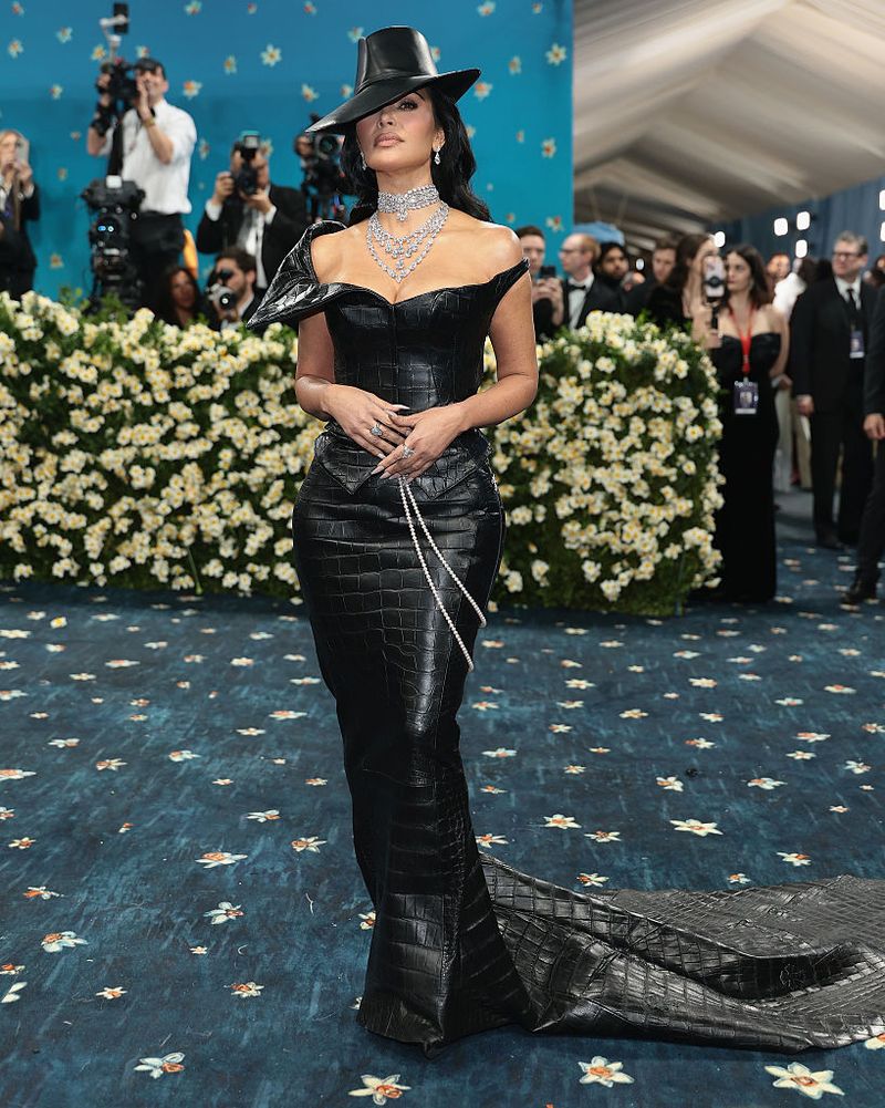 Gaya Kim Kardashian di MET Gala 2025 NEW YORK, NEW YORK - MAY 05: Kim Kardashian attends the 2025 Met Gala Celebrating