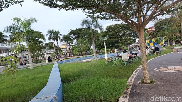 Genangan air di sejumlah titik area taman Alun-alun Tastura, Praya, Lombok Tengah, Minggu (30/11/2025). (Edi Suryansyah/detikBali)