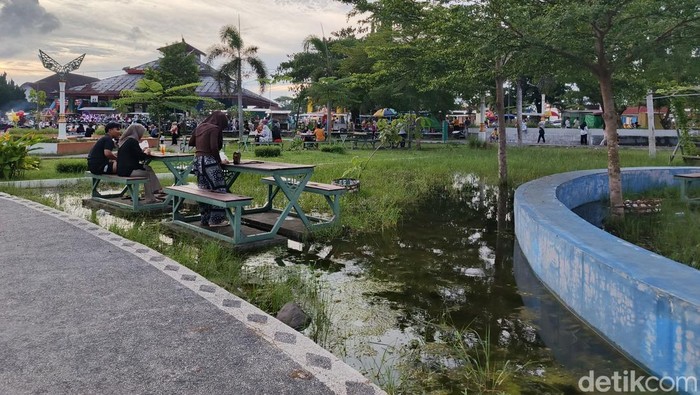 Genangan air di sejumlah titik area taman Alun-alun Tastura, Praya, Lombok Tengah, Minggu (30/11/2025). (Edi Suryansyah/detikBali)