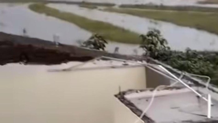 Hujan deras disertai angin kencang melanda 3 kecamatan di Kabupaten Gowa, Sulawesi Selatan (Sulsel). Dampaknya, 39 rumah mengalami kerusakan dan 3 pohon tumbang.