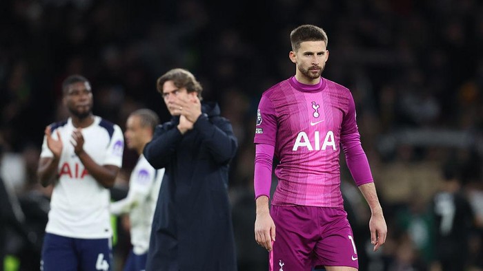 LONDON, ENGLAND - NOVEMBER 29: Tottenham Hotspurs Guglielmo Vicario at the end of the match during the Premier League match between Tottenham Hotspur and Fulham at Tottenham Hotspur Stadium on November 29, 2025 in London, England. (Photo by Rob Newell - CameraSport via Getty Images)