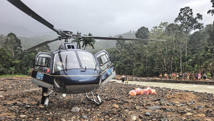 Helikopter BNPB di desa terisolasi di Sumut. (Dok. BNPB)