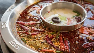Restoran Hotpot China Viral karena Pancinya Dilempar Popok