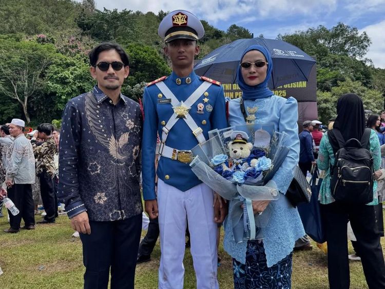 Haru Ibnu Jamil, Anak Wisuda Prabhatar dan Sujud di Kaki Ibu