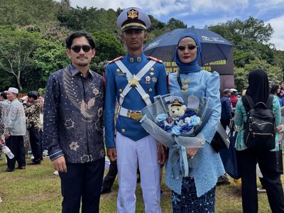 Haru Ibnu Jamil, Anak Wisuda Prabhatar dan Sujud di Kaki Ibu