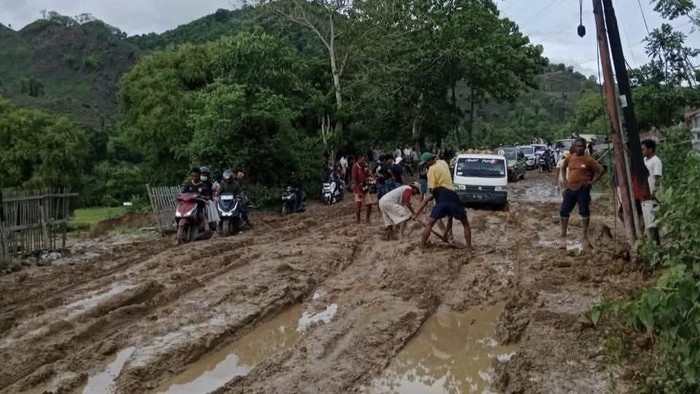 Jalan nasional di Desa Sari, Kecamatan Sape, Kabupaten Bima, NTB dipenuhi lumpur seperti kubangan hewan, Minggu, (30/11/2025). (Dok. Pribadi Sultan)