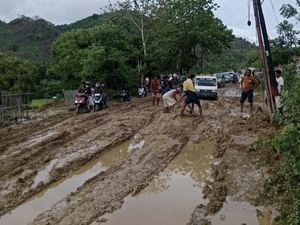 Jalan Nasional di Bima Berlumpur Tiap Hujan, Warga: Seperti Kubangan Hewan