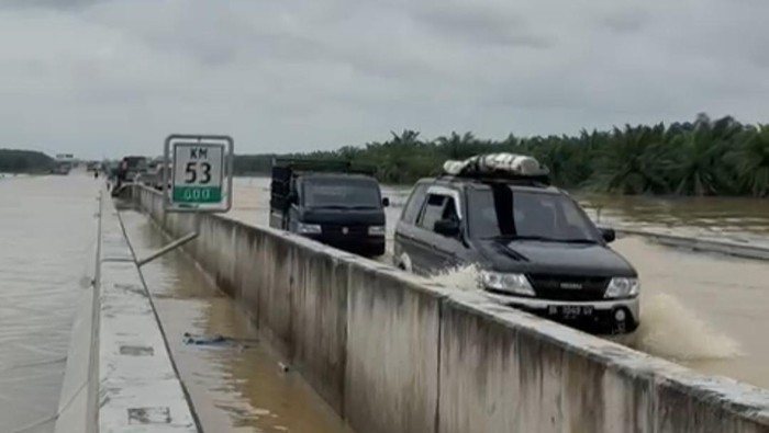 Jalan Tol Binjai-Brandan dilewati sejumlah pengendara meski masih banjir. (Foto: dok. Polres Langkat)