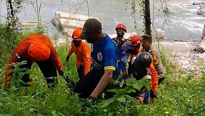 Jasad pria tanpa identitas ditemukan di Sungai Cileungsi, Bogor. (dok.istimewa)