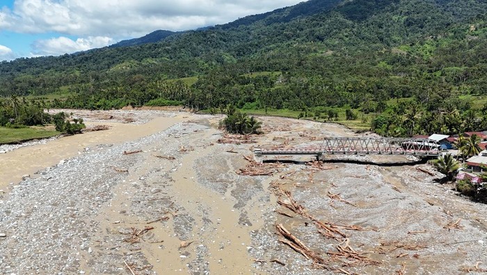 Foto udara Jembatan Beutong Ateuh Banggalang yang putus diterjang banjir bandang di jalan lintas tengah Nagan Raya-Aceh Tengah di Desa Kuta Teugong, Beutong Ateuh Banggalang, Nagan Raya, Aceh, Minggu (30/11/2025). Jembatan penghubung yang merupakan akses utama dijalur lintas tengah Nagan Raya-Aceh Tengah putus total setelah diterjang banjir bandang pada Rabu (26/11) sehingga memutuskan akses transportasi warga dari seberang sungai serta tidak dapat dilalui kendaraan roda dua maupun roda empat. ANTARA FOTO/Syifa Yulinnas