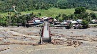 Foto udara Jembatan Beutong Ateuh Banggalang yang putus diterjang banjir bandang di jalan lintas tengah Nagan Raya-Aceh Tengah di Desa Kuta Teugong, Beutong Ateuh Banggalang, Nagan Raya, Aceh, Minggu (30/11/2025). ANTARA FOTO/Syifa Yulinnas
