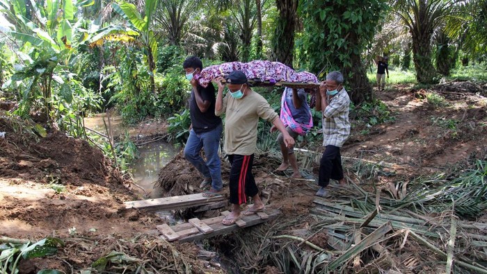 Warga memikul jenazah korban longsor untuk dimakamkan di Kampung Duren, Desa Batu Godang, Kecamatan Angkola Sangkunur, Kabupaten Tapanuli Selatan, Sumatera Utara, Minggu (30/11/2025). Berdasarkan data dari Desa Batu Godang sebanyak 16 orang meninggal dunia dan 6 orang belum ditemukan akibat bencana longsor pada Rabu (26/11) .ANTARA FOTO/Yudi Manar