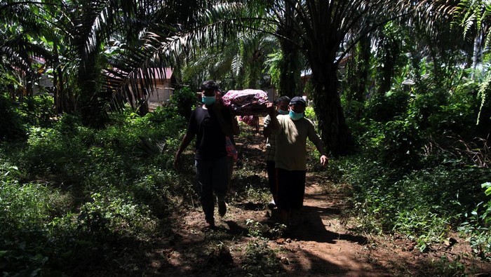 Warga memikul jenazah korban longsor untuk dimakamkan di Kampung Duren, Desa Batu Godang, Kecamatan Angkola Sangkunur, Kabupaten Tapanuli Selatan, Sumatera Utara, Minggu (30/11/2025). Berdasarkan data dari Desa Batu Godang sebanyak 16 orang meninggal dunia dan 6 orang belum ditemukan akibat bencana longsor pada Rabu (26/11) .ANTARA FOTO/Yudi Manar