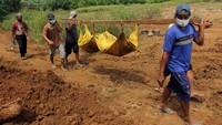 Warga desa tampak khidmat memikul jenazah menuju pemakaman di Kampung Duren. Tangis keluarga dan tetangga pecah di tengah upacara pemakaman, menandai duka mendalam yang menyelimuti komunitas setempat. ANTARA FOTO/Yudi Manar