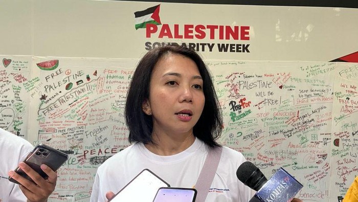 Juru Bicara Kementerian Luar Negeri (Kemlu) RI Yvonne Mewengkang ditemui usai agenda jalan santai “Walk for Palestine” oleh Kemlu RI di Jakarta, Minggu (30/11/2025). /ANTARA/Nabil Ihsan.