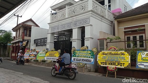 Karangan bunga berderet di rumah remaja Tasikmalaya yang kecelakaan.
