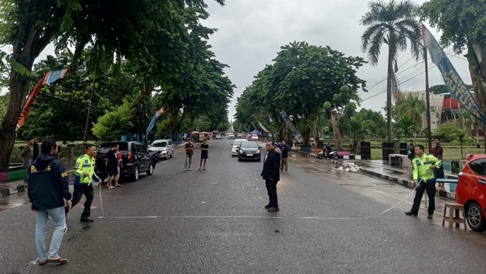 Polisi melakukan olah TKP kecelakaan di Jalan H. Agus Salim, Kota Jambi