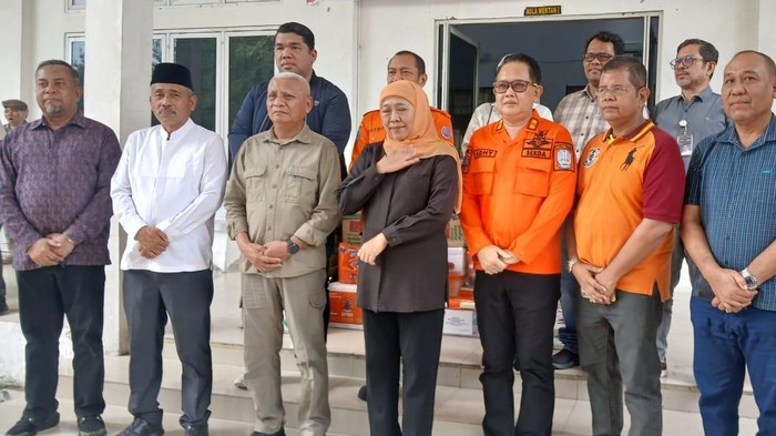 //


Keterangan foto: Gubernur Jawa Timur Khofifah Indar Parawansa menyampaikan bantuan senilai Rp 5 miliar untuk korban bencana banjir dan longsor di Provinsi Sumatra Utara. (Istimewa)