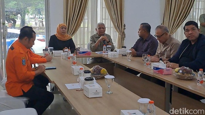 Keterangan foto: Wakil Gubernur Sumatra Utara, Surya (tengah) saat menerima bantuan kemanusiaan dari Gubernur Jawa Timur Khofifah Indar Parawansa. (Istimewa)