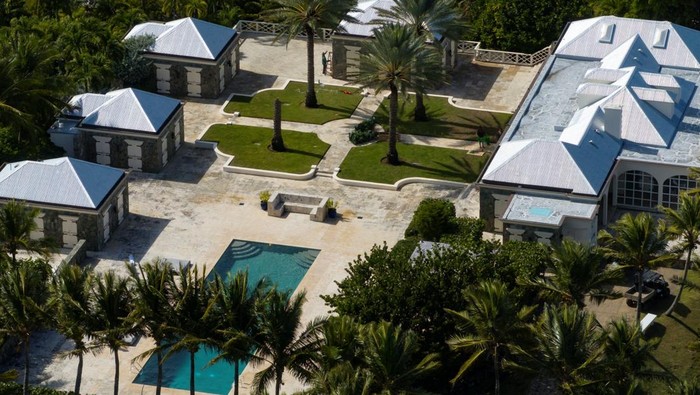 Pulau kecil Little Saint James di Kepulauan Virgin AS kembali mencuri perhatian publik. Pulau pribadi yang sebelumnya dimiliki oleh mendiang pemodal kontroversial Jeffrey Epstein itu kembali menjadi sorotan setelah citra drone terbaru menunjukkan kondisi terkini kawasan eksklusif tersebut pada Sabtu (29/11/2025). REUTERS/Marco Bello